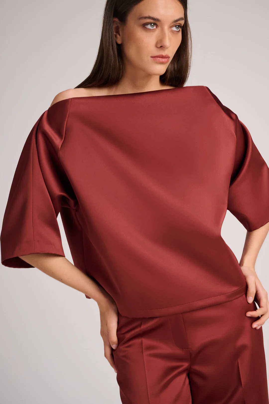https://images.femalesconceptstore.becosoft.net/articles/blouse_adelaide_rust_trousers_brisbane_rust_2.webp?qs=6102