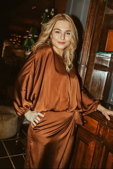 https://images.femalesconceptstore.becosoft.net/articles/blousezoebruinsatijn1.jpg?qs=5676