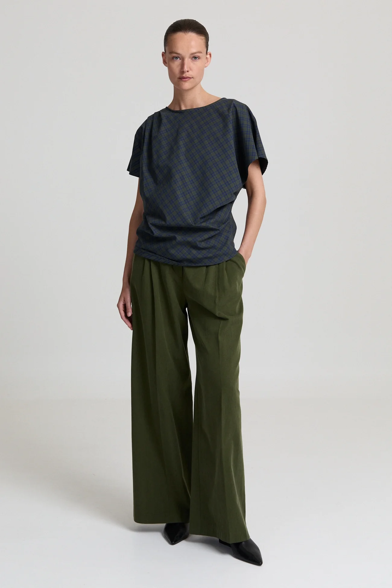 https://images.femalesconceptstore.becosoft.net/articles/camillekhakigreenpants3.webp?qs=5891