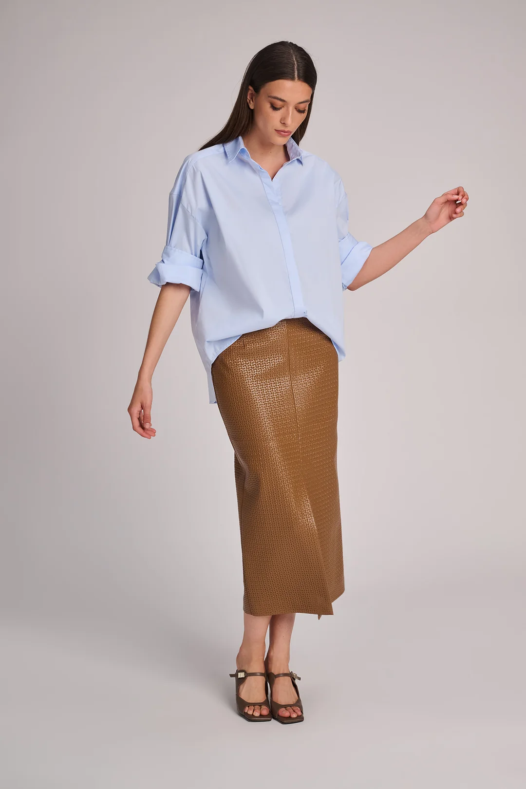 https://images.femalesconceptstore.becosoft.net/articles/chicago_skirt_brandy_raven_sandal.webp?qs=6305
