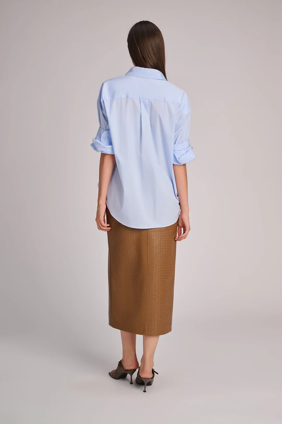 https://images.femalesconceptstore.becosoft.net/articles/chicago_skirt_brandy_raven_sandal_2.webp?qs=6306