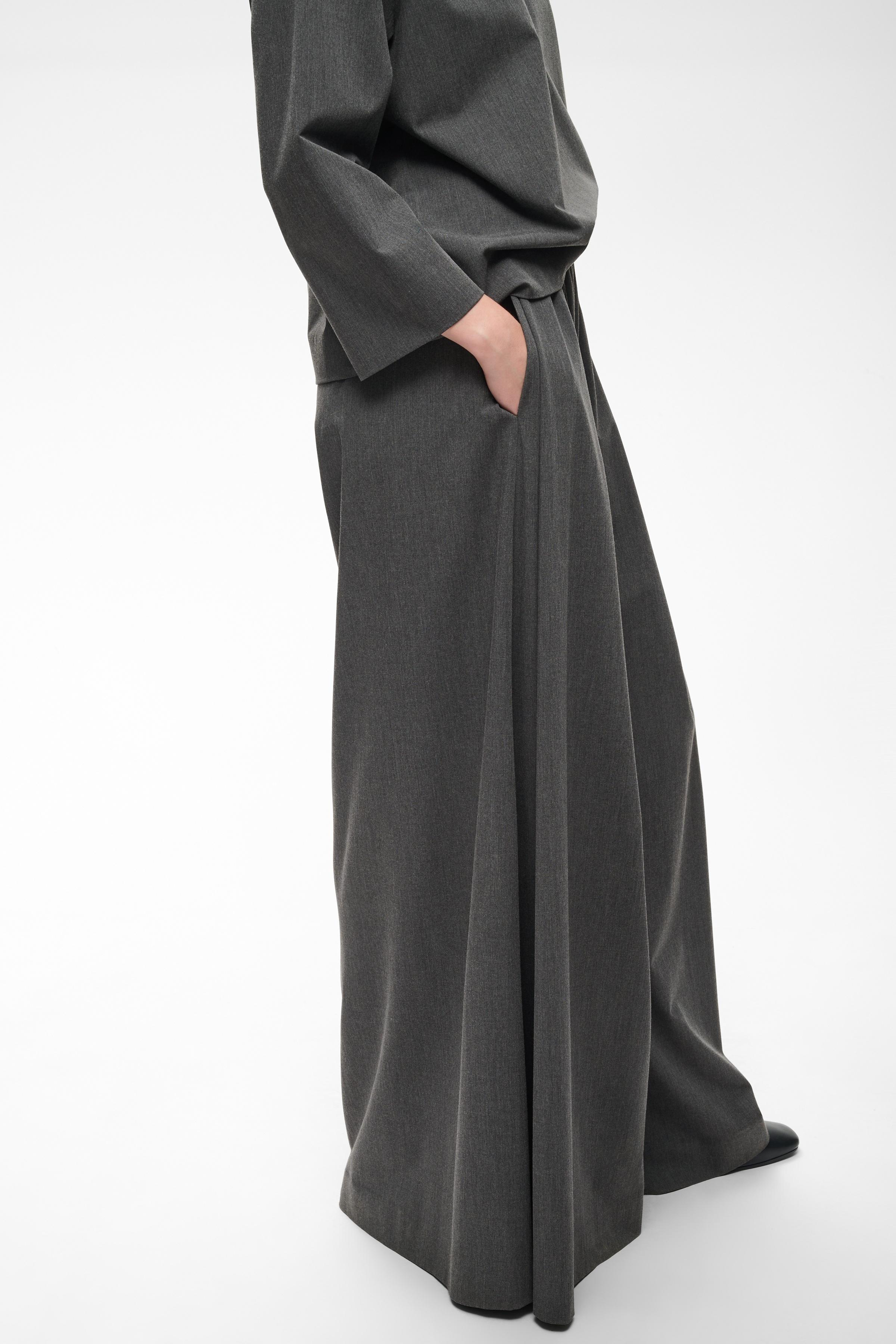 https://images.femalesconceptstore.becosoft.net/articles/cleohiwdarkgrey30112880_300596_360.jpeg?qs=6209