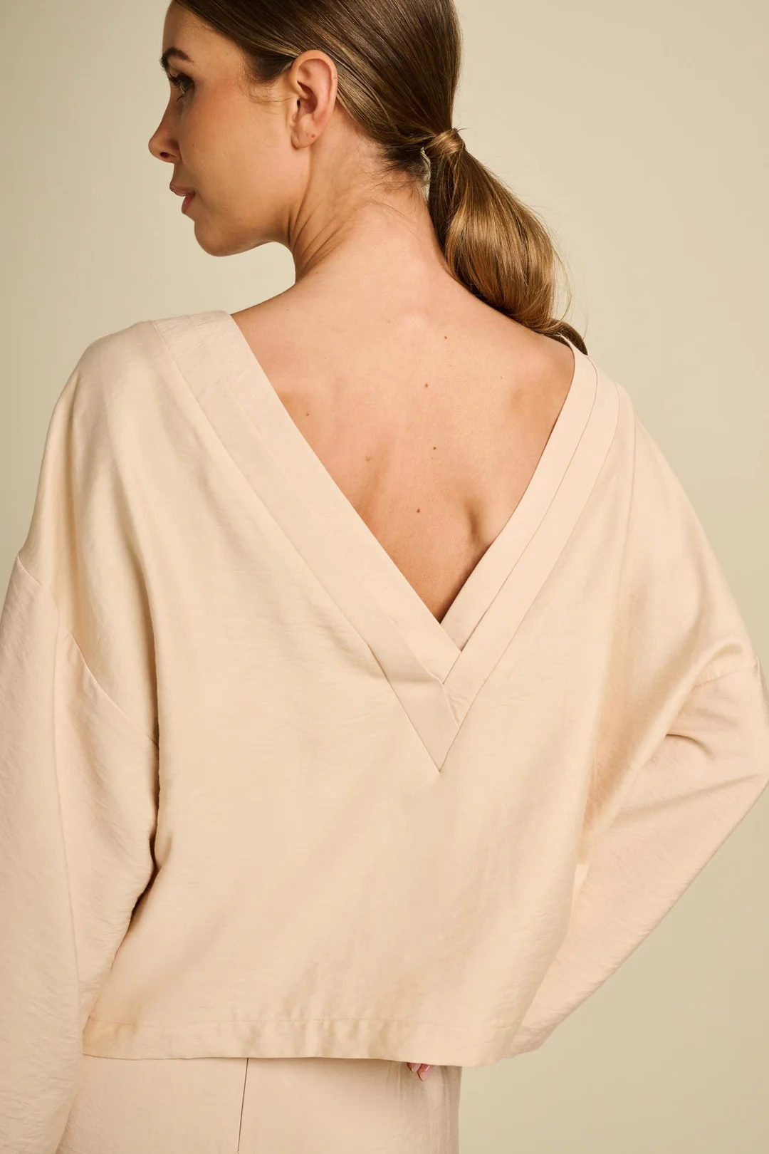 https://images.femalesconceptstore.becosoft.net/articles/delicate_blouse_powder_3.webp?qs=4980