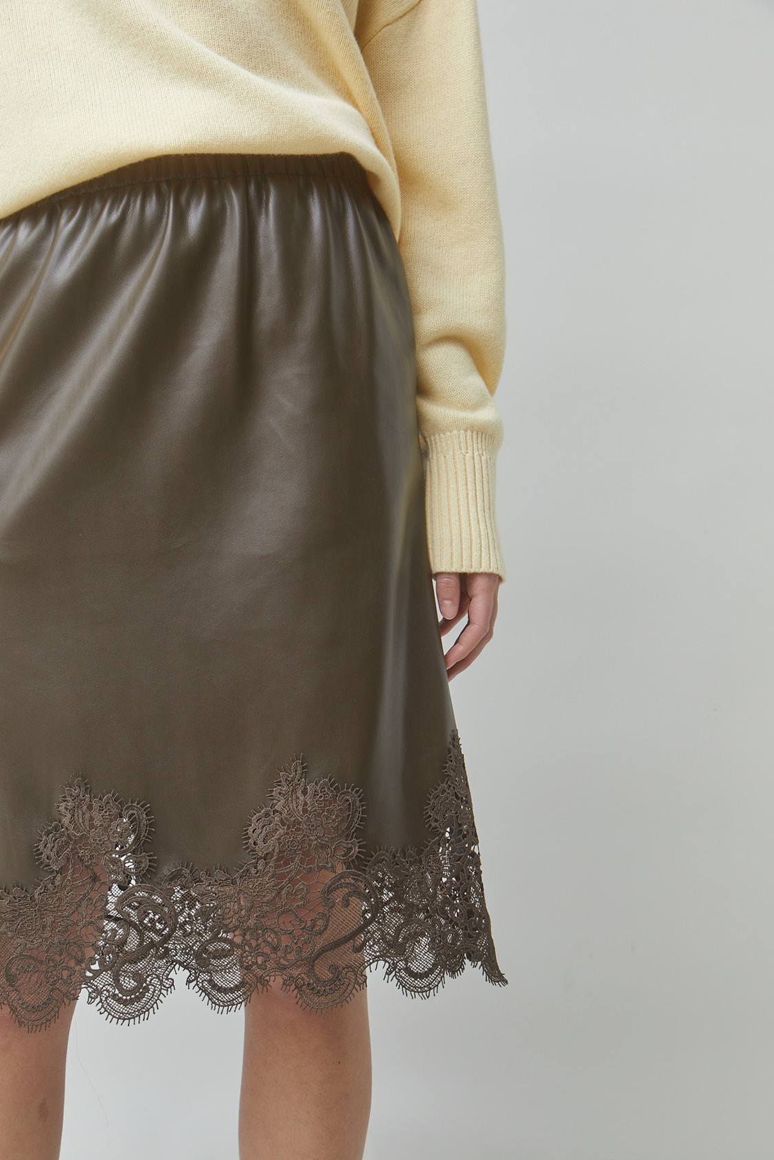 https://images.femalesconceptstore.becosoft.net/articles/flow1.jpg?qs=6707