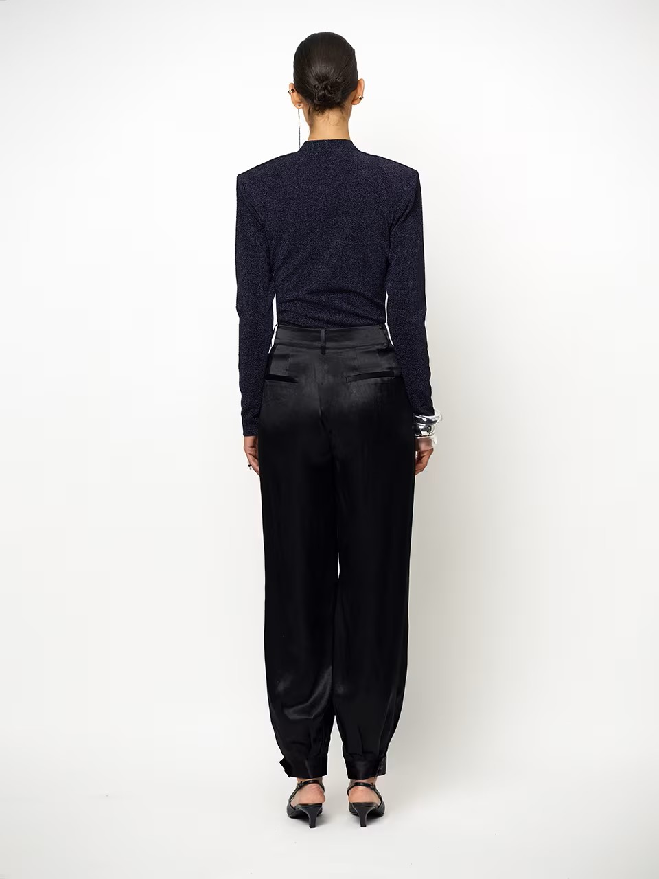 https://images.femalesconceptstore.becosoft.net/articles/healey3.jpg?qs=6945