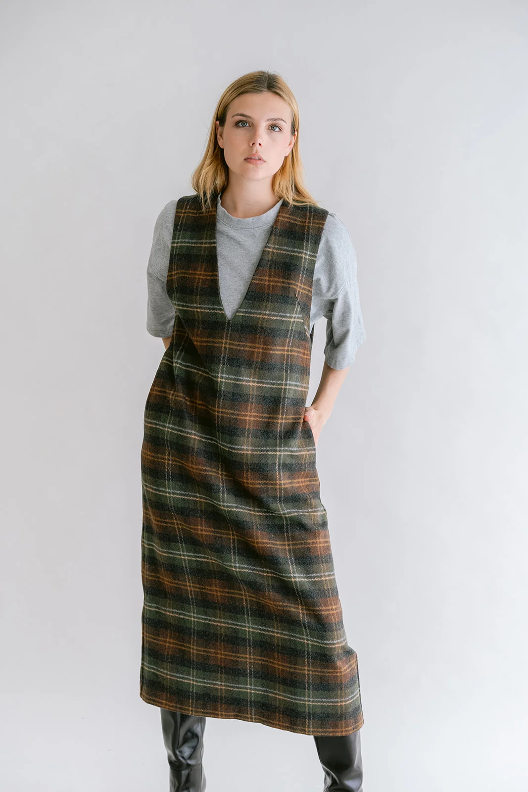 https://images.femalesconceptstore.becosoft.net/articles/ibo-dress-moss-green-check02.webp?qs=6297
