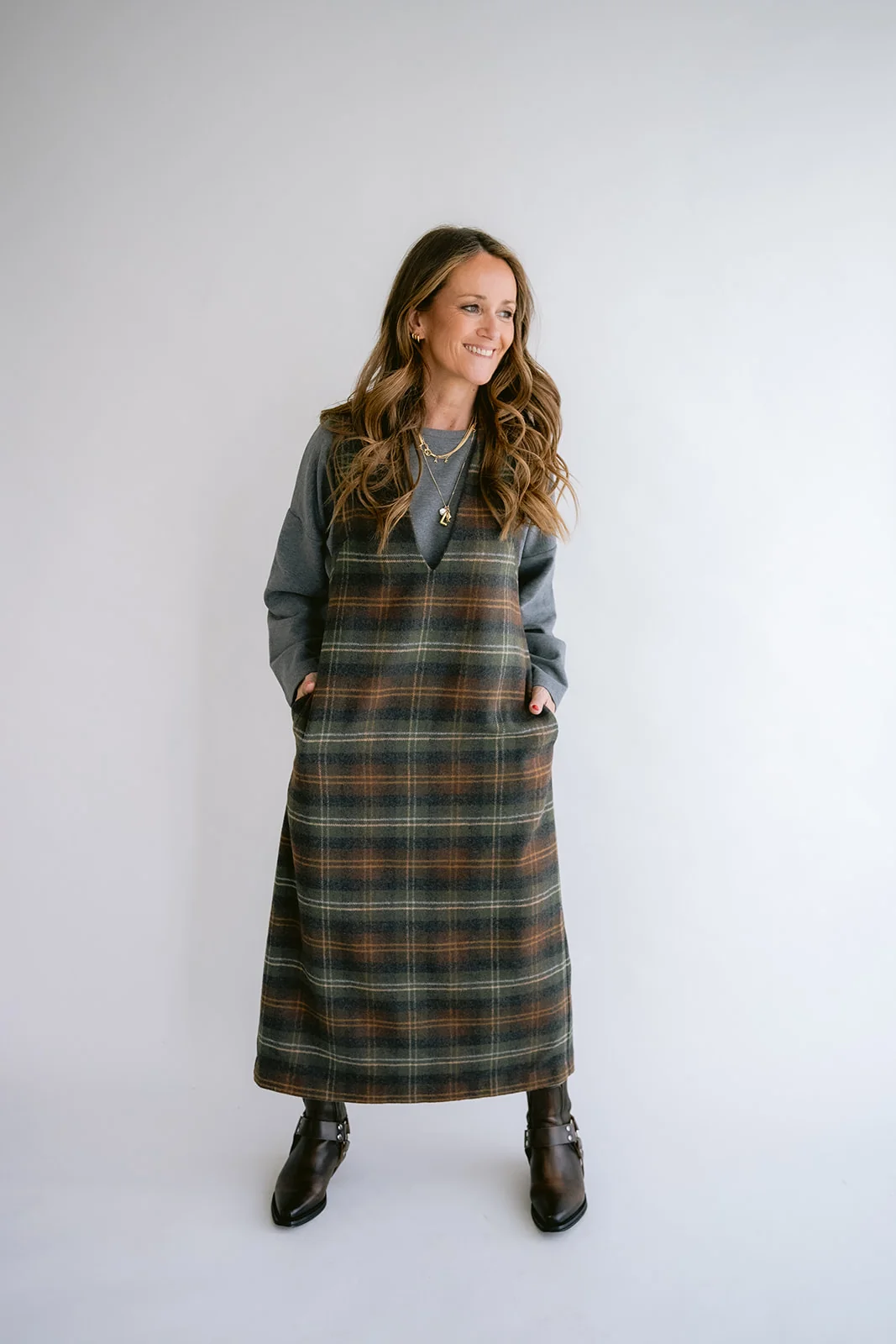 https://images.femalesconceptstore.becosoft.net/articles/ibo-dress-moss-green-check11.webp?qs=6296