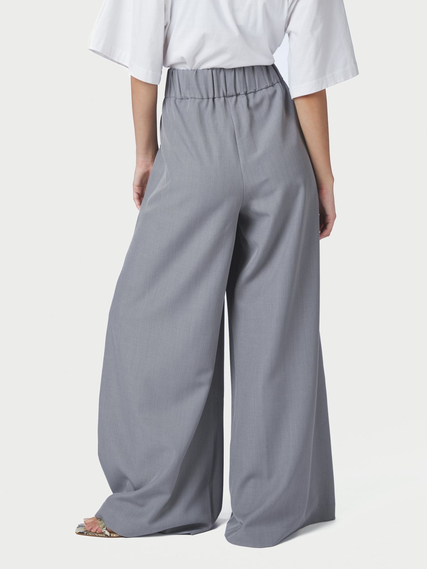 https://images.femalesconceptstore.becosoft.net/articles/janel169941_133_3.jpg?qs=6162