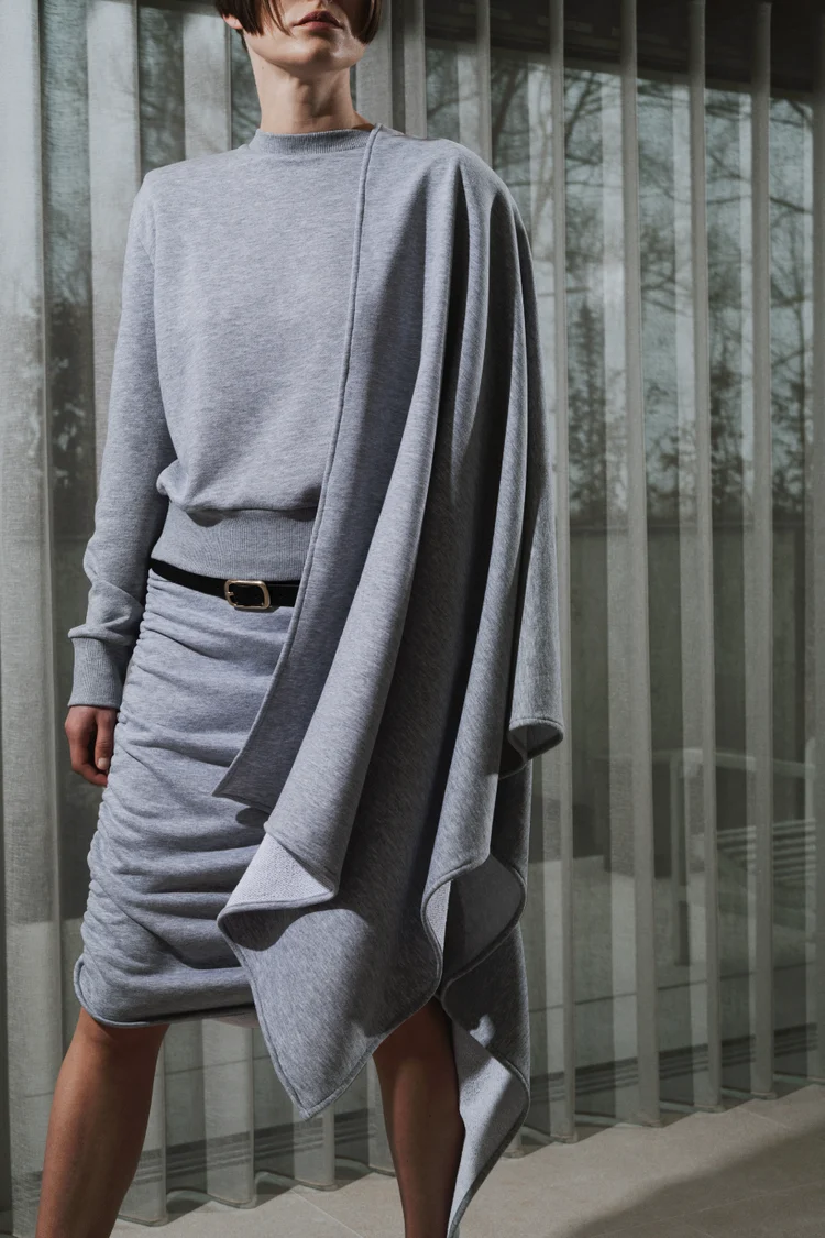 https://images.femalesconceptstore.becosoft.net/articles/josephinewithscarf2.webp?qs=5822
