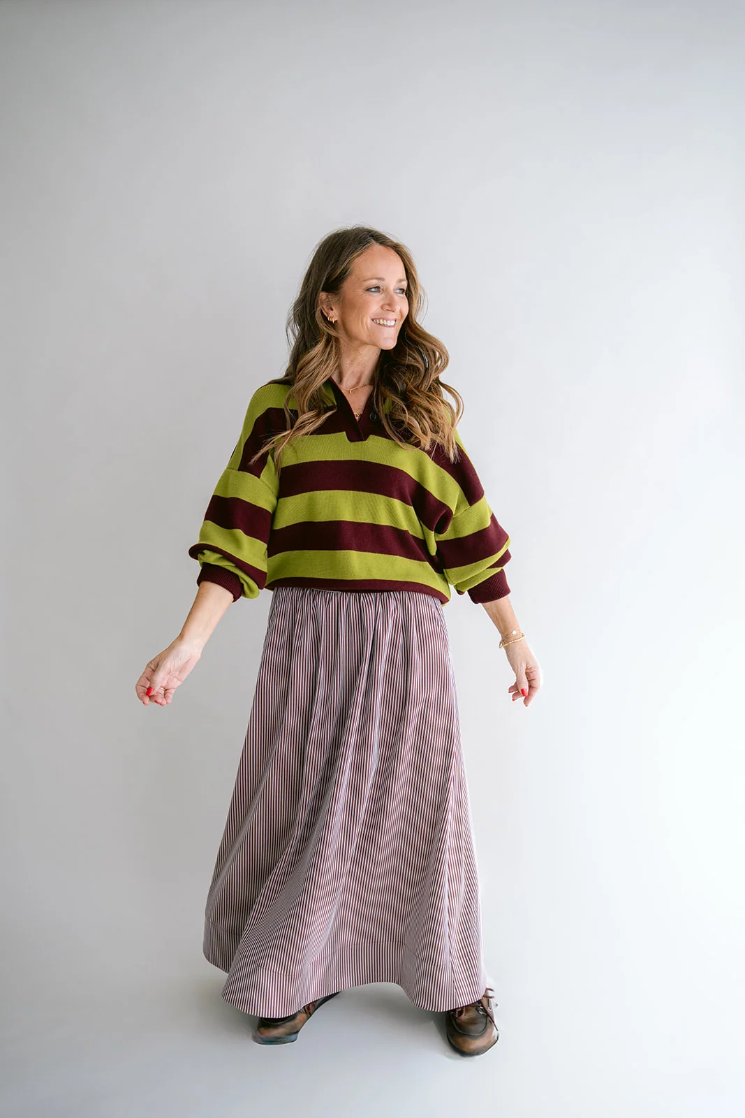 https://images.femalesconceptstore.becosoft.net/articles/leonie-polo-stripe-bordeaux-matcha04.webp?qs=6791