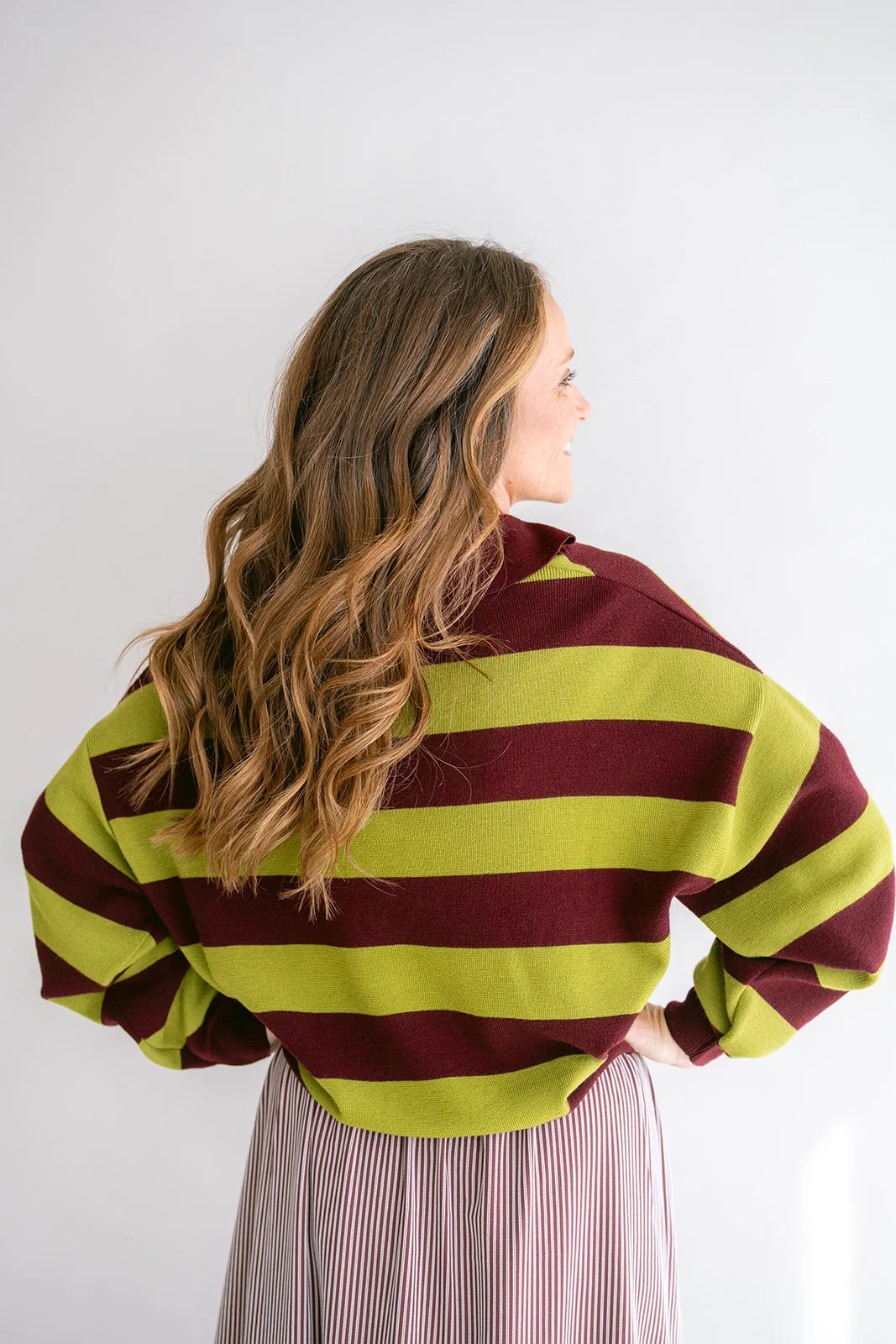 https://images.femalesconceptstore.becosoft.net/articles/leonie-polo-stripe-bordeaux-matcha09.webp?qs=6792