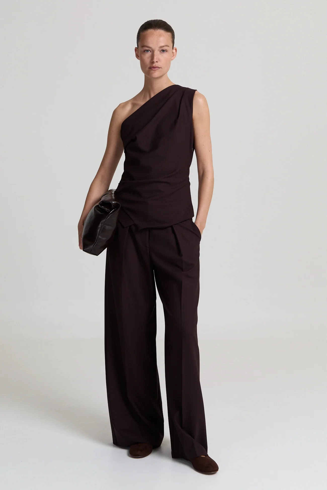 https://images.femalesconceptstore.becosoft.net/articles/logandarkbrown1.webp?qs=6325