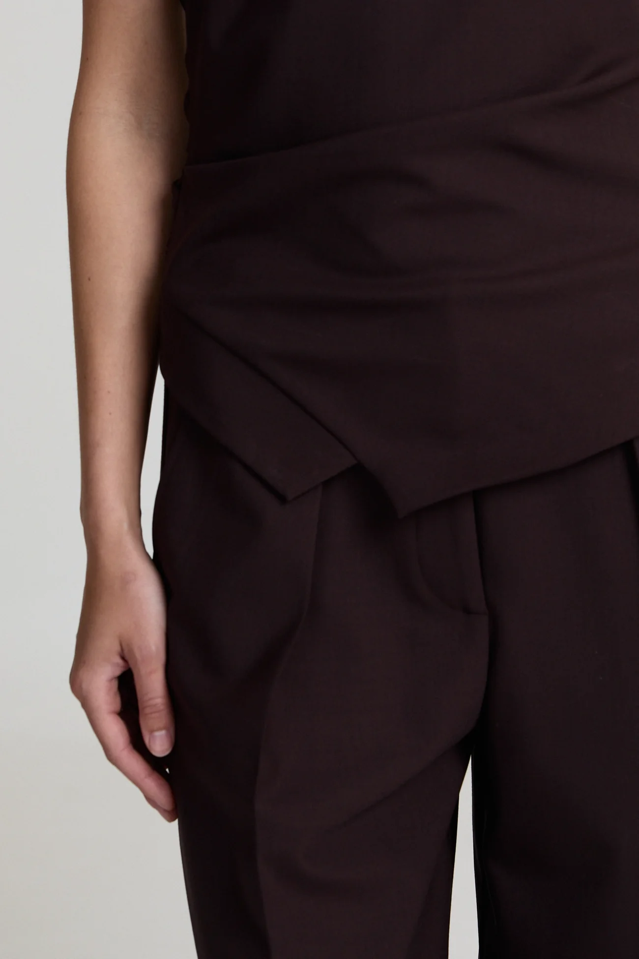 https://images.femalesconceptstore.becosoft.net/articles/logandarkbrown3.webp?qs=6327