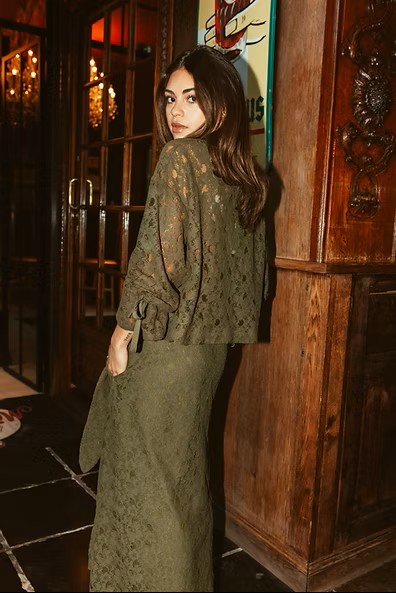 https://images.femalesconceptstore.becosoft.net/articles/lucykhakilace2.jpg?qs=5686