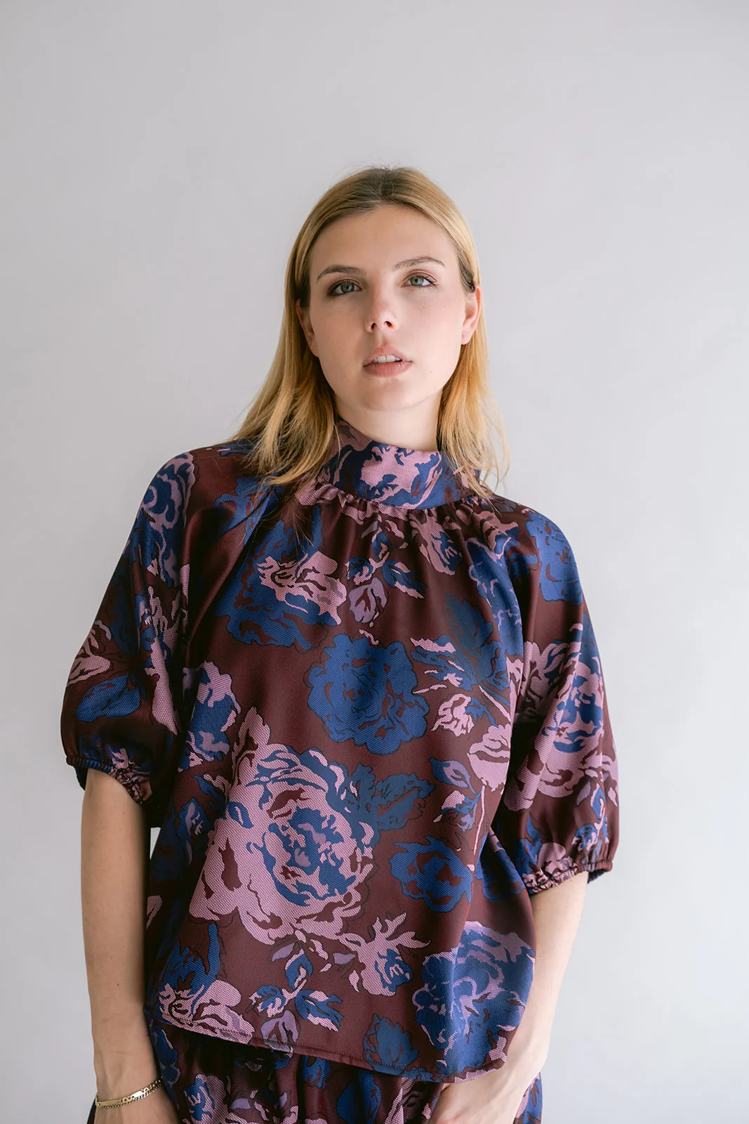 https://images.femalesconceptstore.becosoft.net/articles/mabel-blouse-bordeaux-flower01.webp?qs=6512