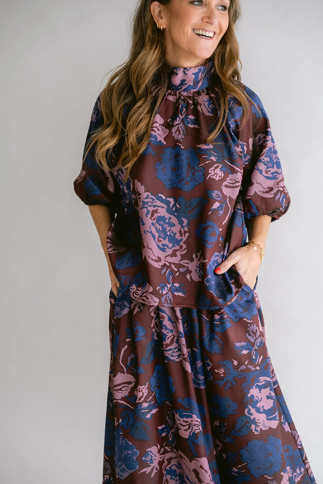 https://images.femalesconceptstore.becosoft.net/articles/mabel-blouse-bordeaux-flower07.webp?qs=6513
