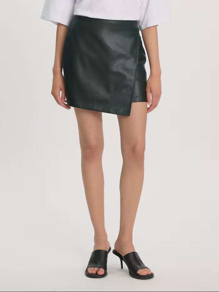 https://images.femalesconceptstore.becosoft.net/articles/marike1.jpg?qs=6625