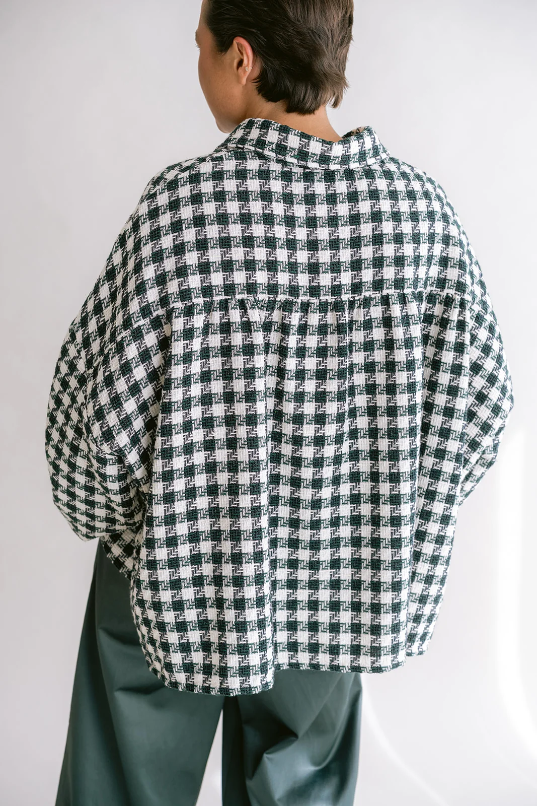 https://images.femalesconceptstore.becosoft.net/articles/mon-shacket-green-square-10.webp?qs=6631