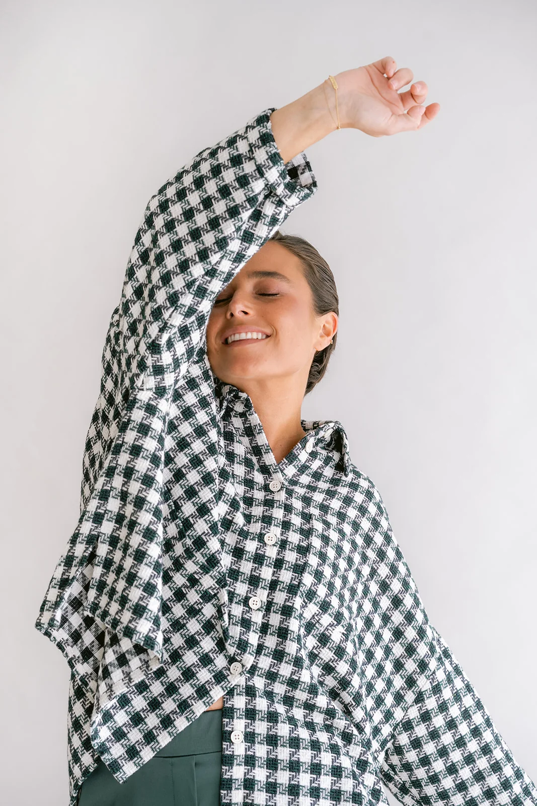https://images.femalesconceptstore.becosoft.net/articles/mon-shacket-green-square-12.webp?qs=6630