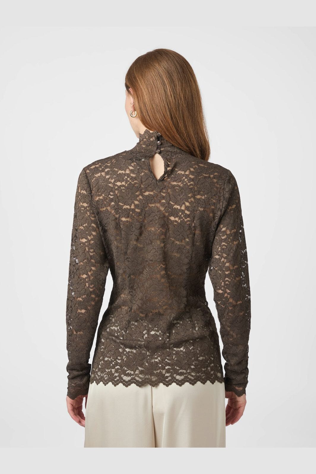 https://images.femalesconceptstore.becosoft.net/articles/neo-noir-liza-laceflower-blouse-161473-584-chocolate-brown-bluser-209346.jpg?qs=4477