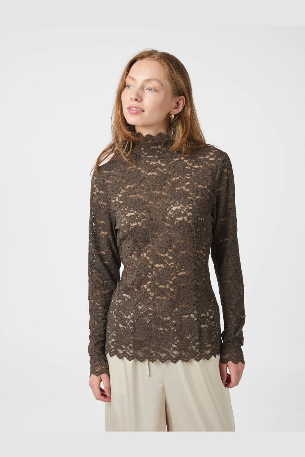 https://images.femalesconceptstore.becosoft.net/articles/neo-noir-liza-laceflower-blouse-161473-584-chocolate-brown-bluser-769257.jpg?qs=4476