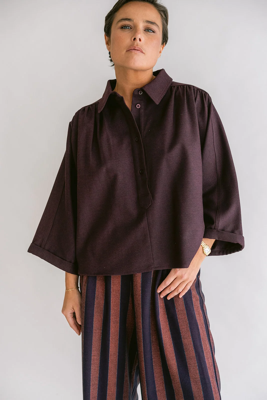 https://images.femalesconceptstore.becosoft.net/articles/new-maya-blouse-solid-bordeaux01.webp?qs=6508