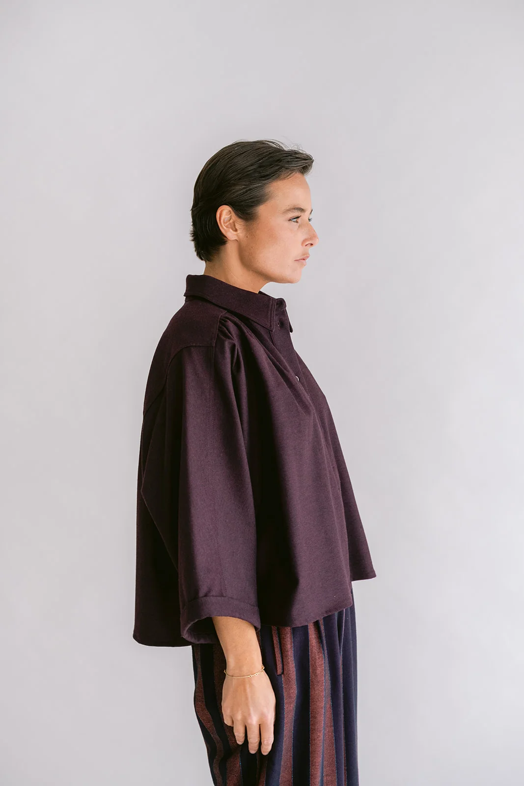 https://images.femalesconceptstore.becosoft.net/articles/new-maya-blouse-solid-bordeaux02.webp?qs=6509