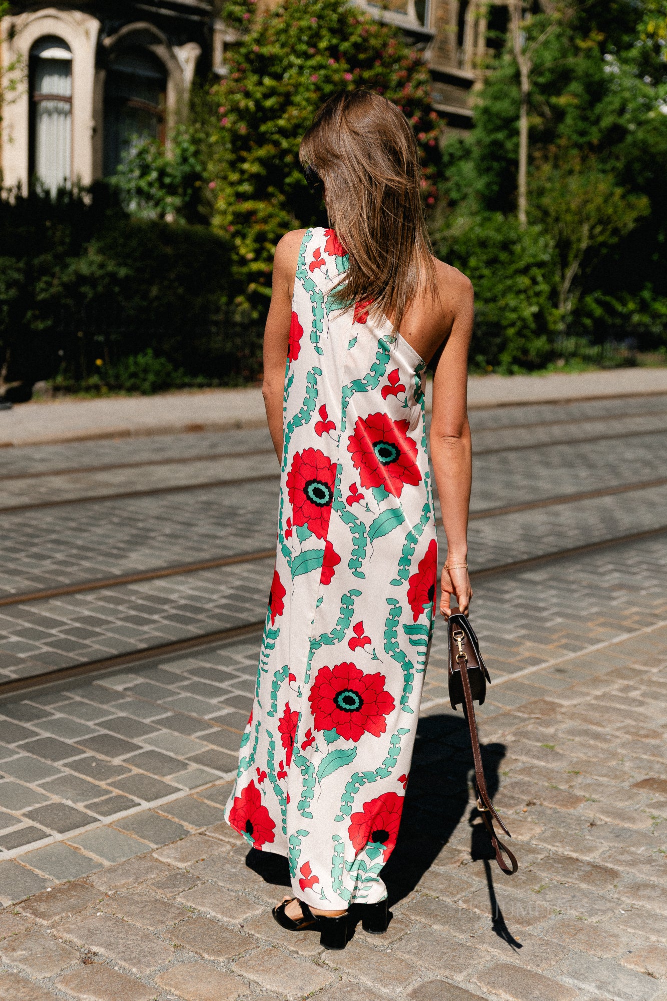 https://images.femalesconceptstore.becosoft.net/articles/nia-ecru-red1.jpg?qs=5649