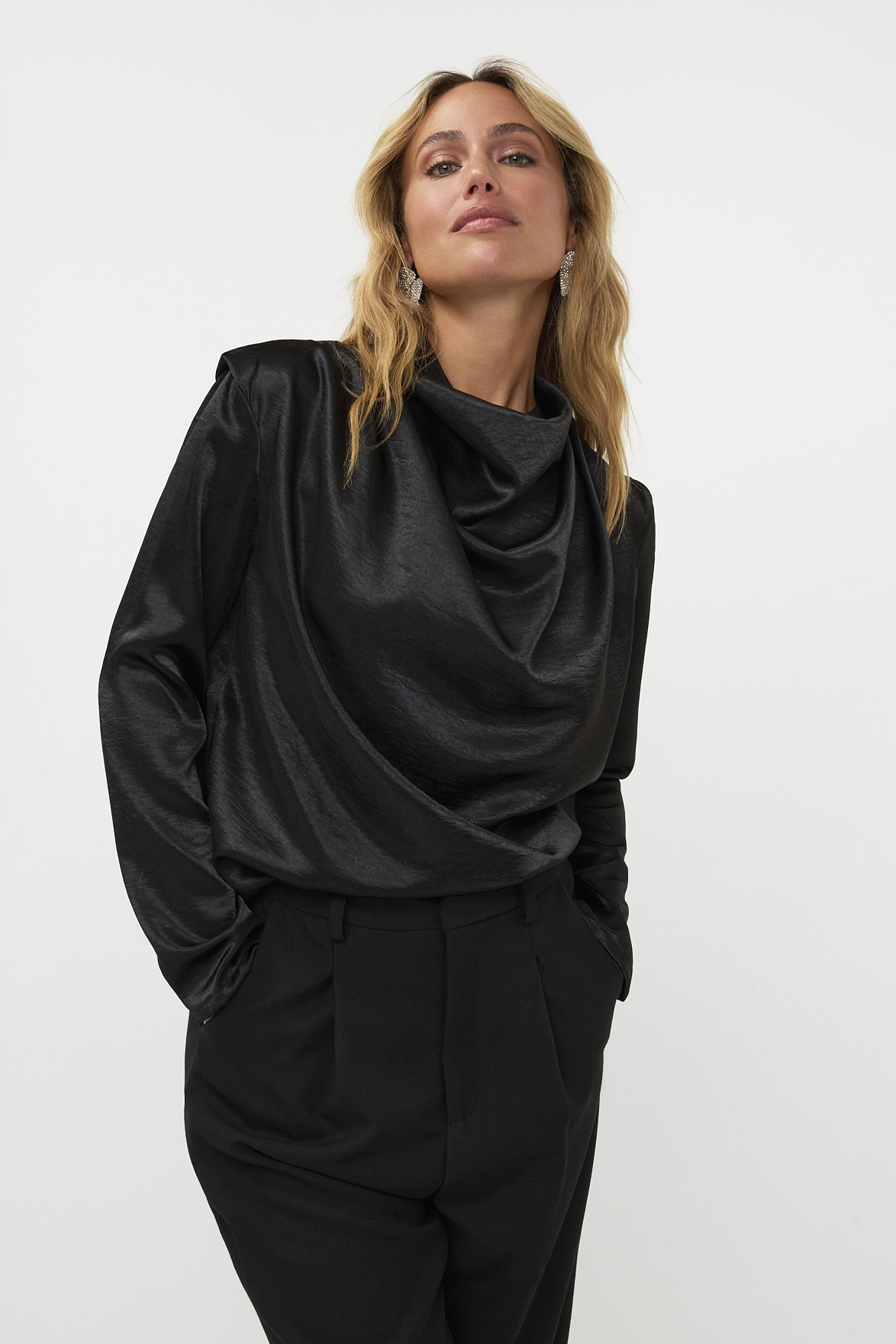 https://images.femalesconceptstore.becosoft.net/articles/noir1.jpg?qs=6759