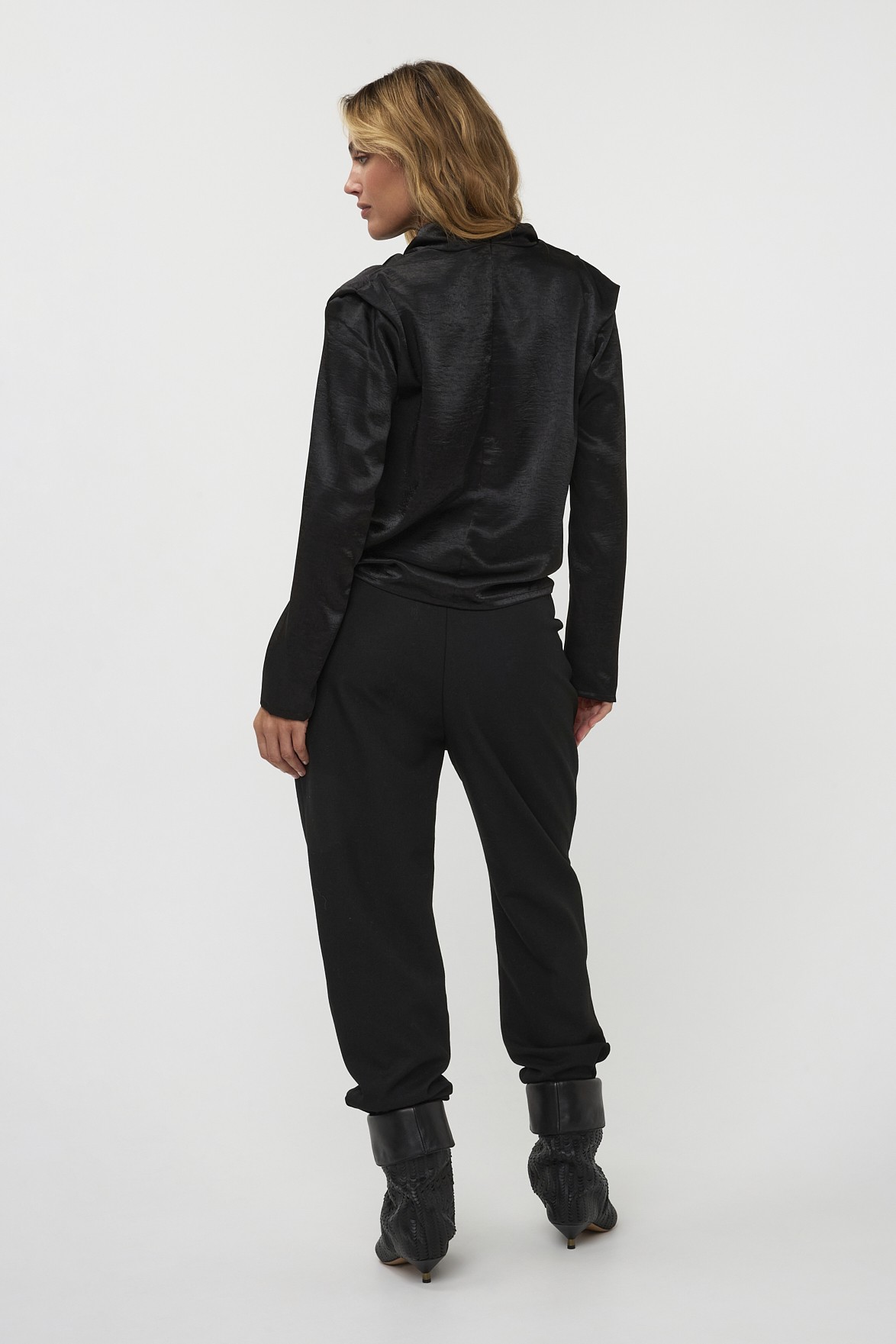 https://images.femalesconceptstore.becosoft.net/articles/noir2.jpg?qs=6760