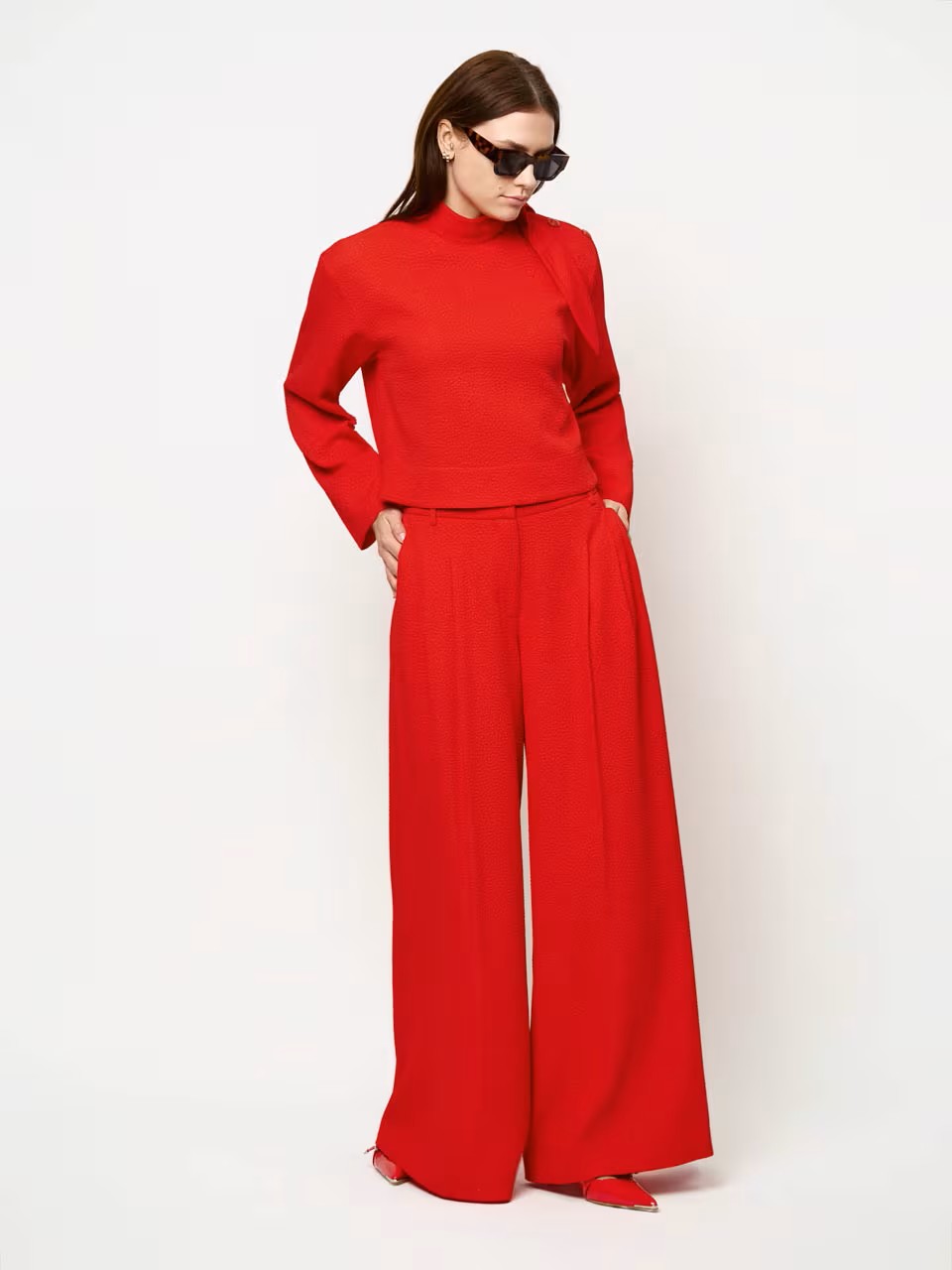 https://images.femalesconceptstore.becosoft.net/articles/onique1-red.jpg?qs=6941