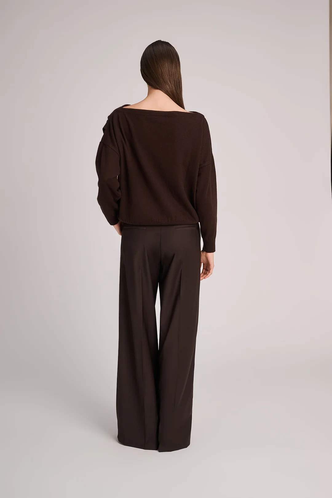 https://images.femalesconceptstore.becosoft.net/articles/pull_lisbon_chocolat_trousers_edith_chocolat_march23_2.webp?qs=5842
