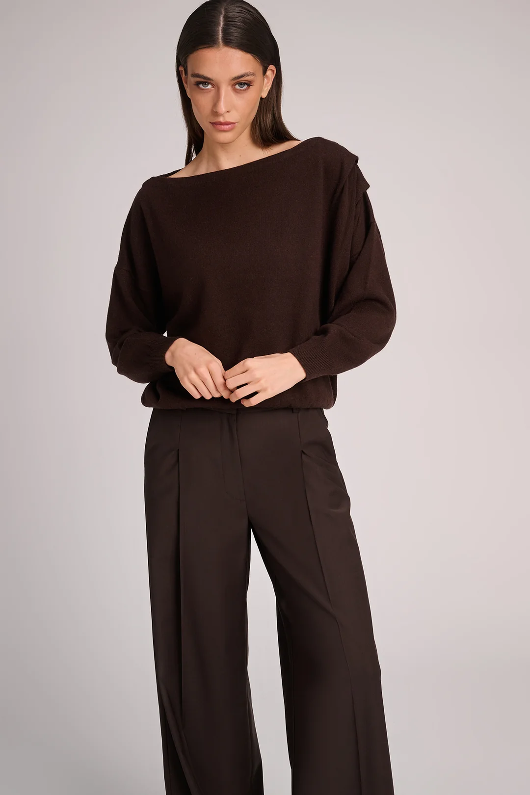 https://images.femalesconceptstore.becosoft.net/articles/pull_lisbon_chocolat_trousers_edith_chocolat_march23_3.webp?qs=5841