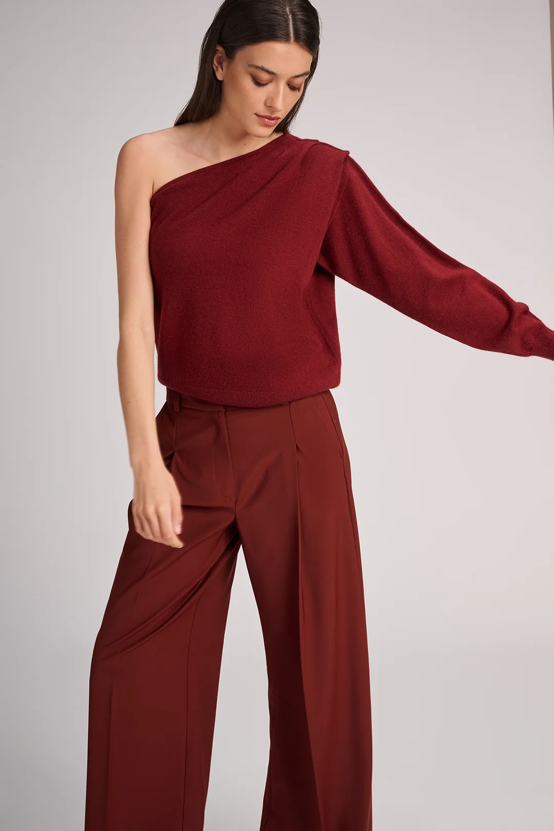 https://images.femalesconceptstore.becosoft.net/articles/pull_milan_rust_trousers_edith_rust_2.webp?qs=5846