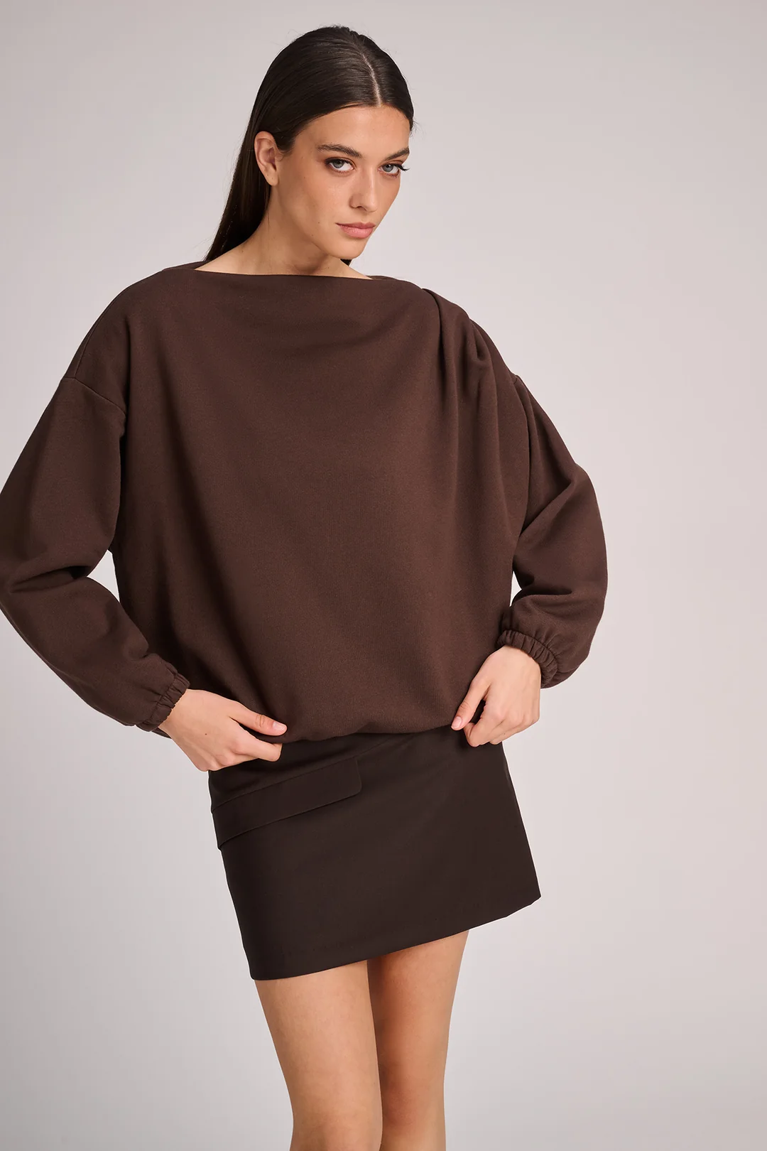 https://images.femalesconceptstore.becosoft.net/articles/pull_oasis_chocolat_skirt_vancouver_chocolat_socks_zaira_sneaker_nala_march23_2.webp?qs=5856