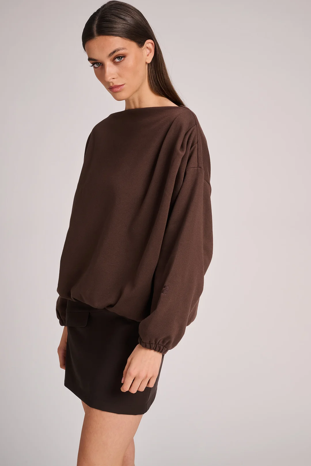 https://images.femalesconceptstore.becosoft.net/articles/pull_oasis_chocolat_skirt_vancouver_chocolat_socks_zaira_sneaker_nala_march23_3.webp?qs=5855