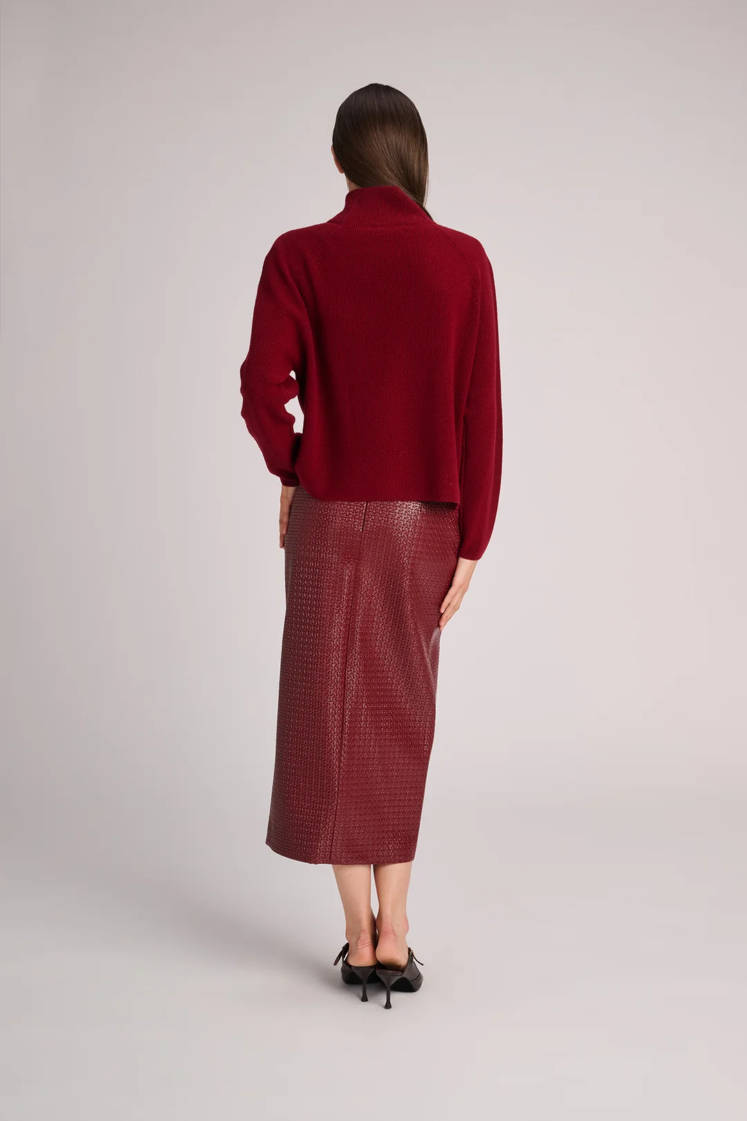 https://images.femalesconceptstore.becosoft.net/articles/pull_prague_lipstick_skirt_cicago_lipstick_raven_rust_2.webp?qs=5850