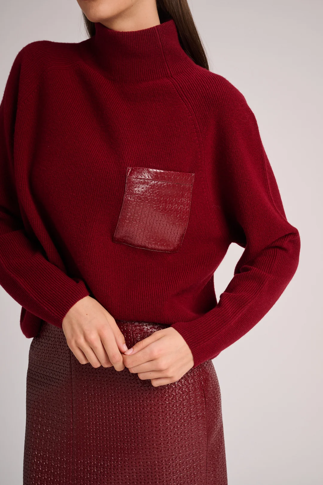 https://images.femalesconceptstore.becosoft.net/articles/pull_prague_lipstick_skirt_cicago_lipstick_raven_rust_3.webp?qs=5849