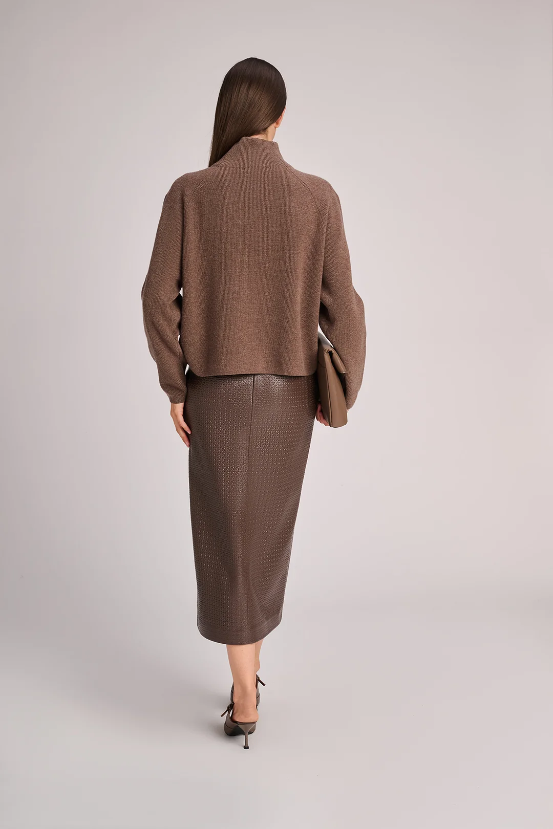 https://images.femalesconceptstore.becosoft.net/articles/pull_prague_skirt_chicago_vison_bag_penelope_sandals_raven_march23_vison.webp?qs=5852