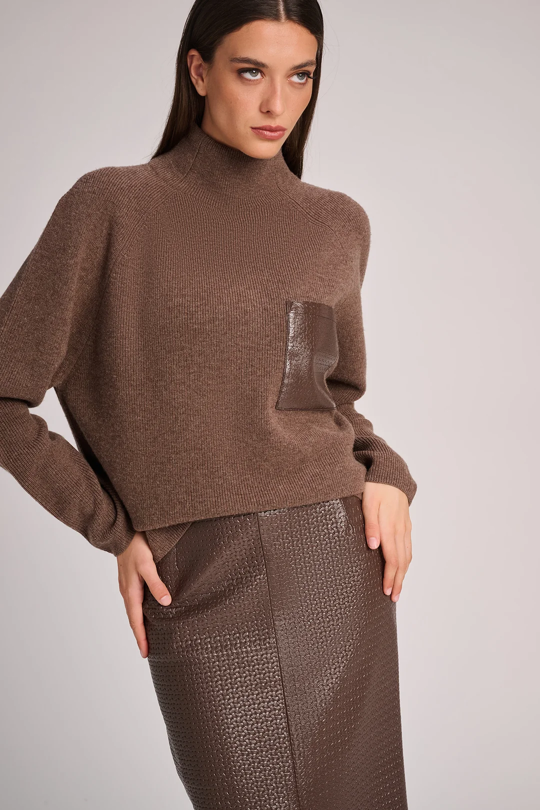 https://images.femalesconceptstore.becosoft.net/articles/pull_prague_vison_2.webp?qs=5851