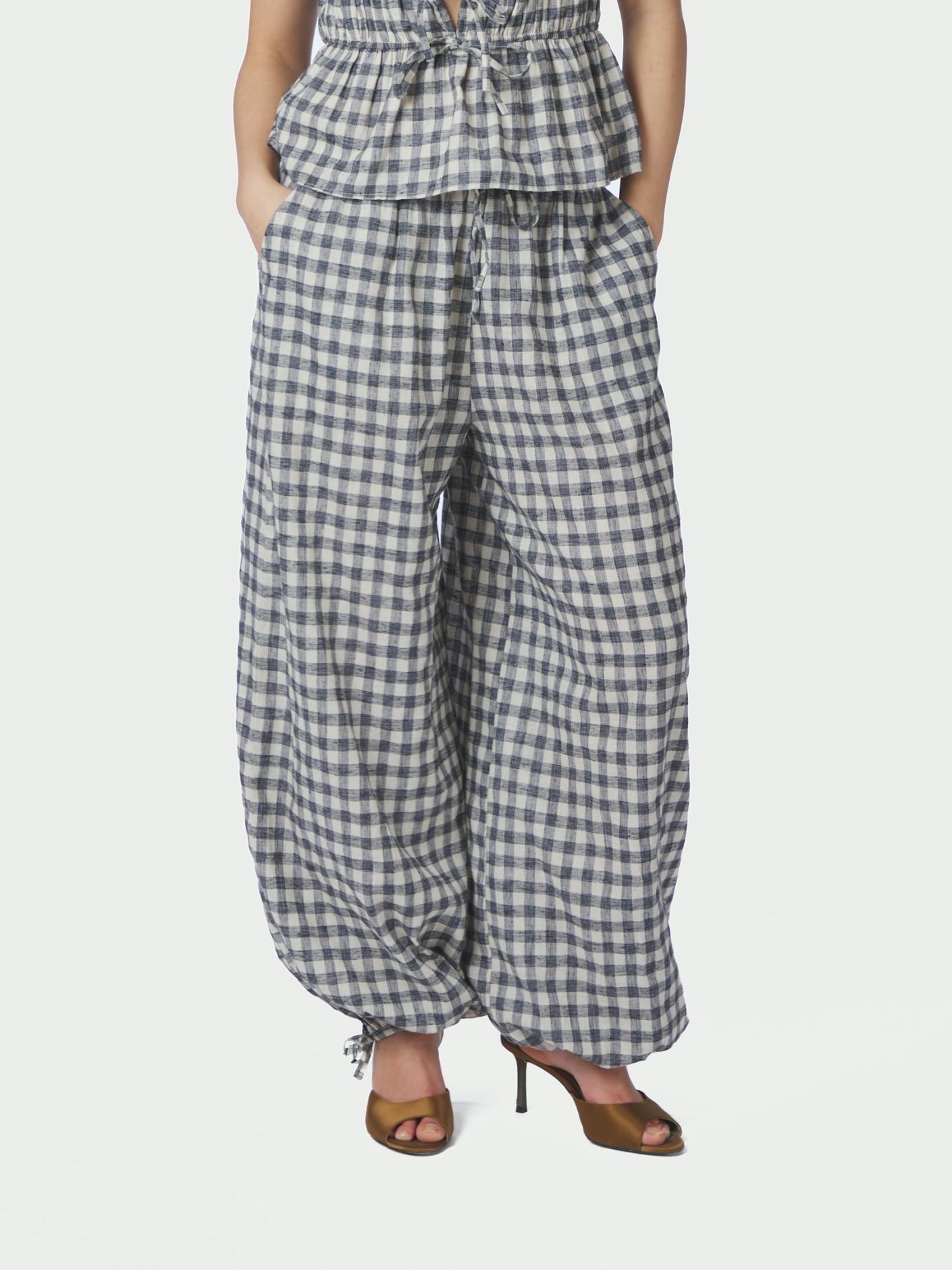 https://images.femalesconceptstore.becosoft.net/articles/roxaneblack1.jpg?qs=5790