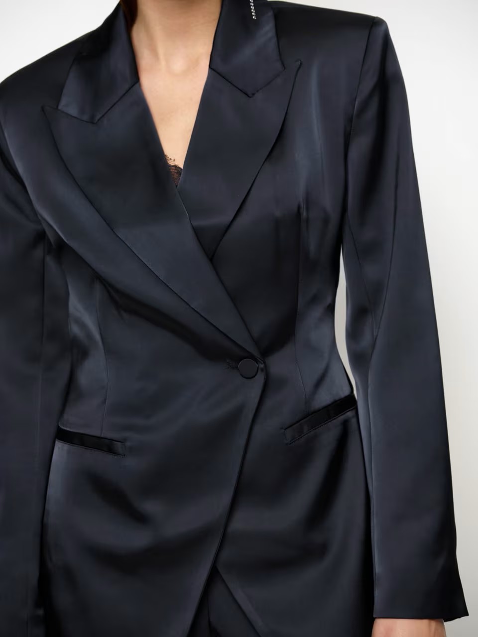https://images.femalesconceptstore.becosoft.net/articles/rushblazer3.jpg?qs=6933