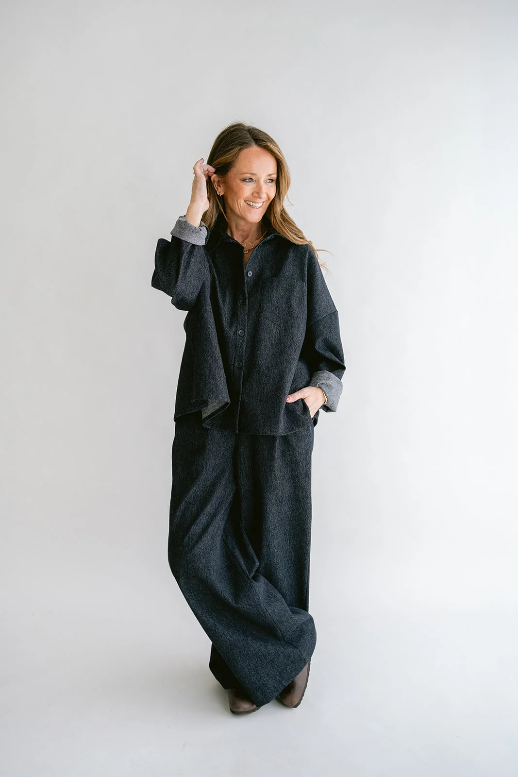 https://images.femalesconceptstore.becosoft.net/articles/sam-pants-dark-navy-jeans-01.webp?qs=6793