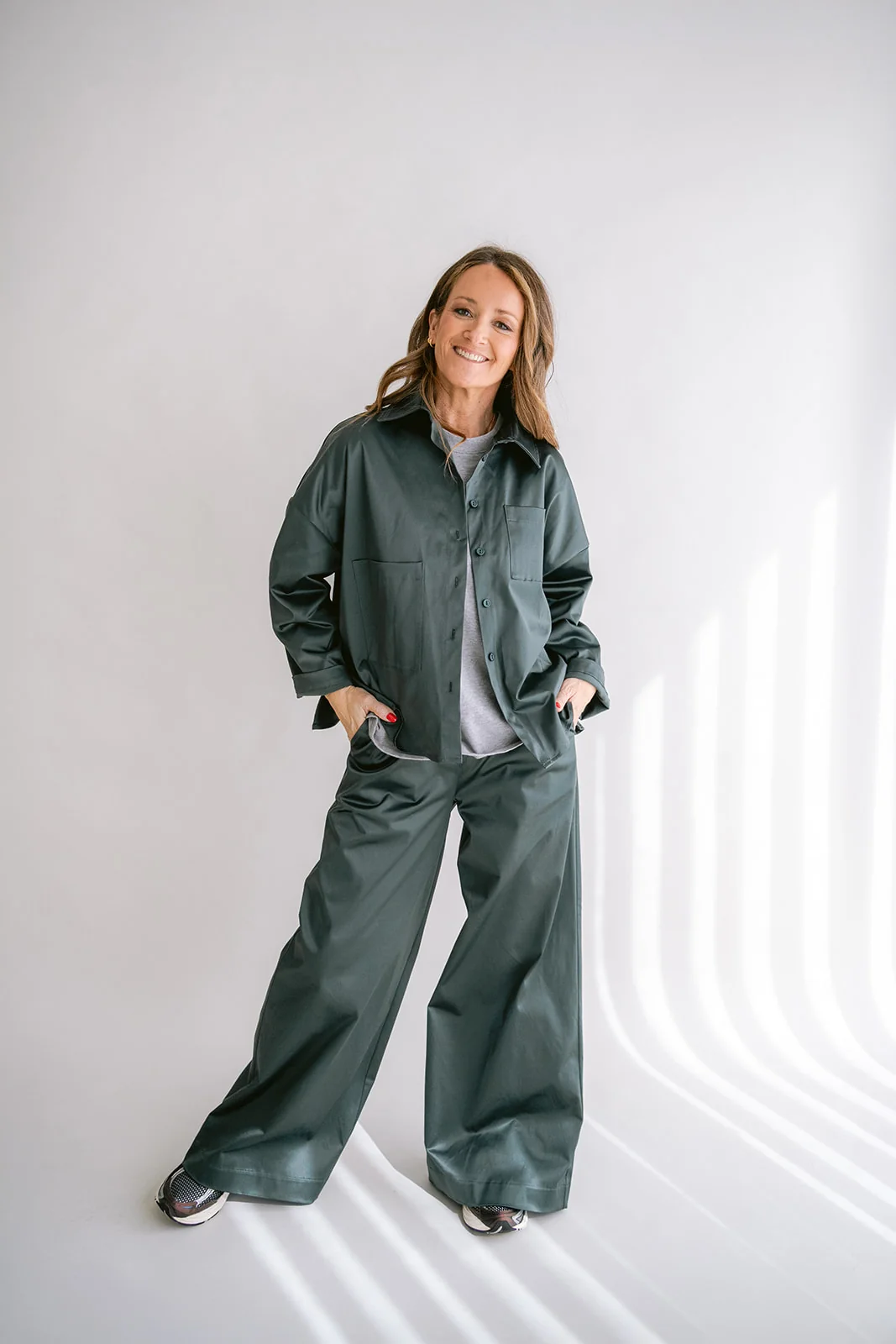 https://images.femalesconceptstore.becosoft.net/articles/sam-pants-satin-sage-green-02.webp?qs=6633