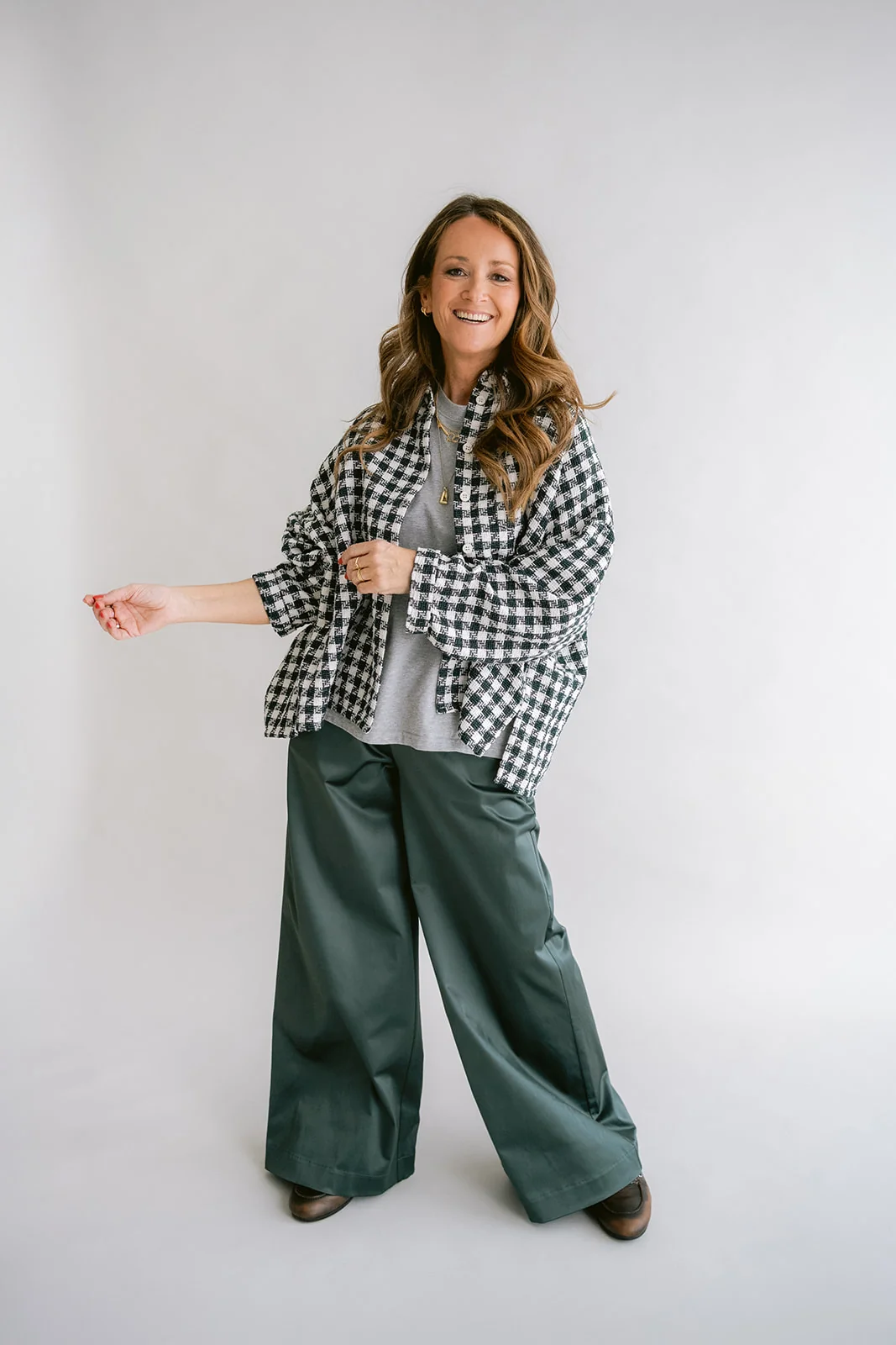 https://images.femalesconceptstore.becosoft.net/articles/sam-pants-satin-sage-green-04.webp?qs=6632