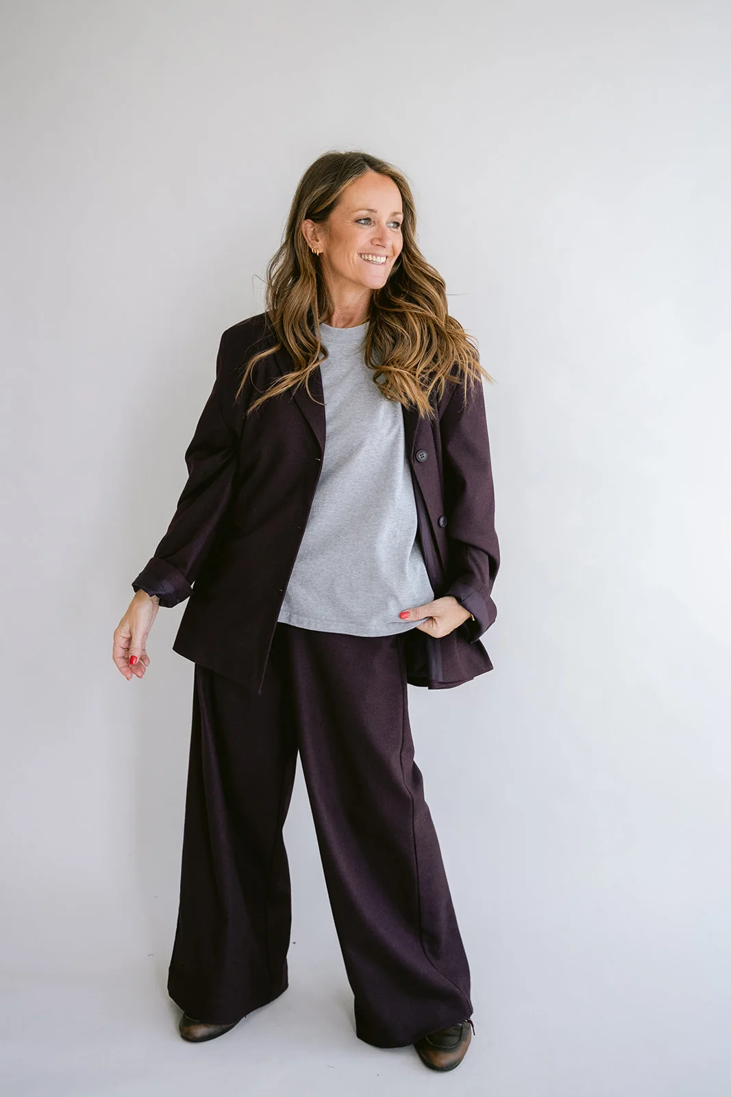 https://images.femalesconceptstore.becosoft.net/articles/sam-pants-solid-bordeaux01.webp?qs=6510