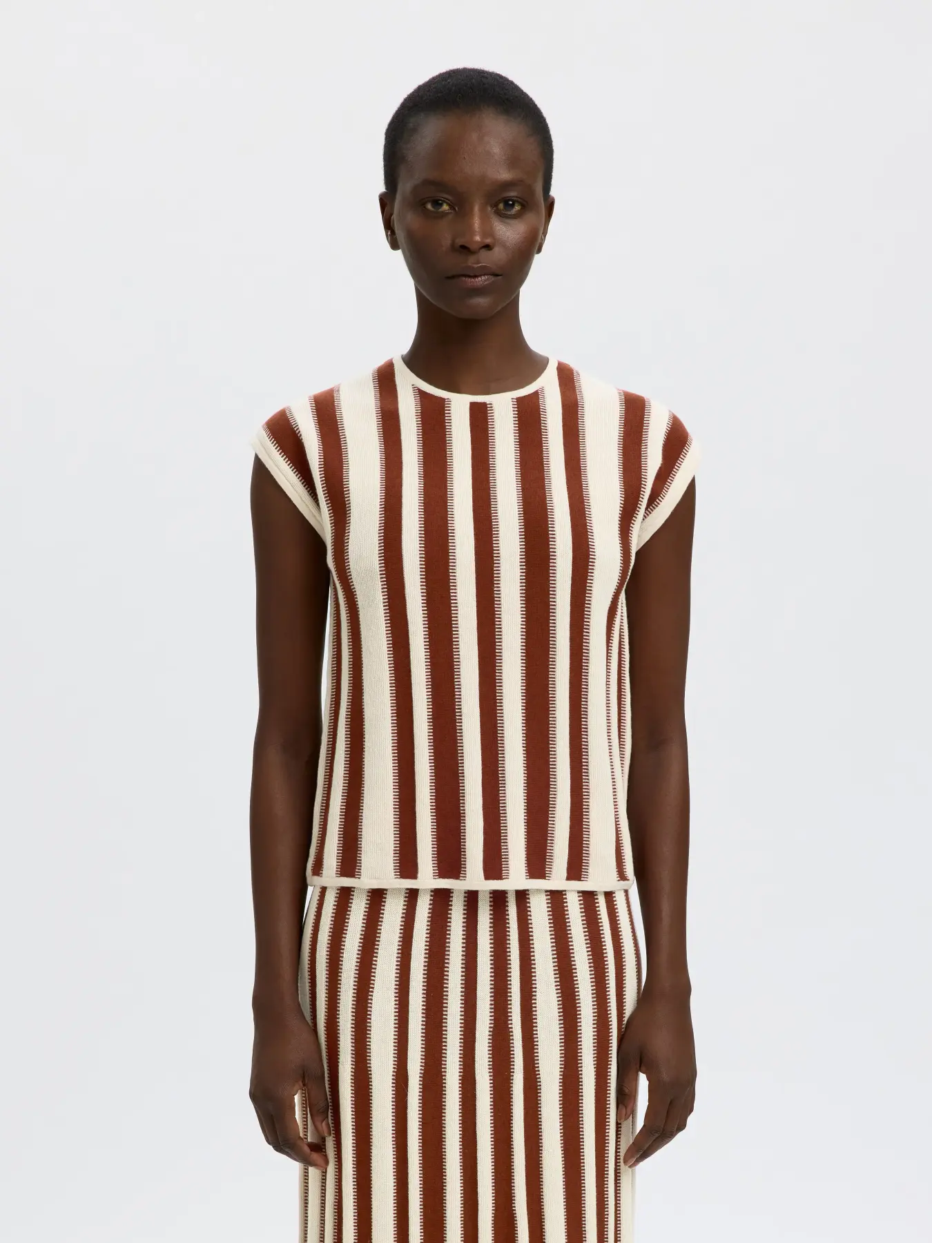 https://images.femalesconceptstore.becosoft.net/articles/slflina-o-neck1.webp?qs=5625