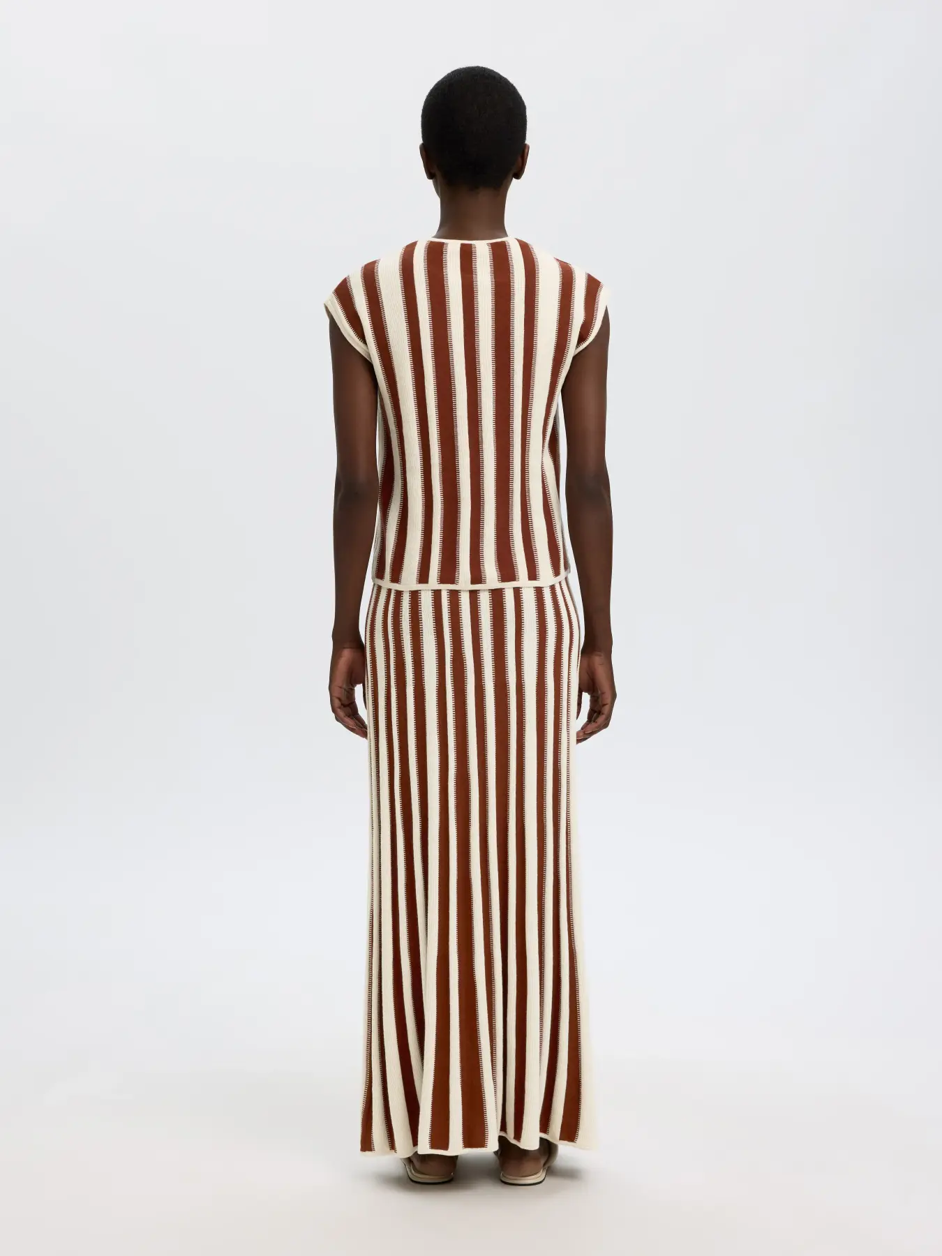 https://images.femalesconceptstore.becosoft.net/articles/slflina-o-neck2.webp?qs=5626