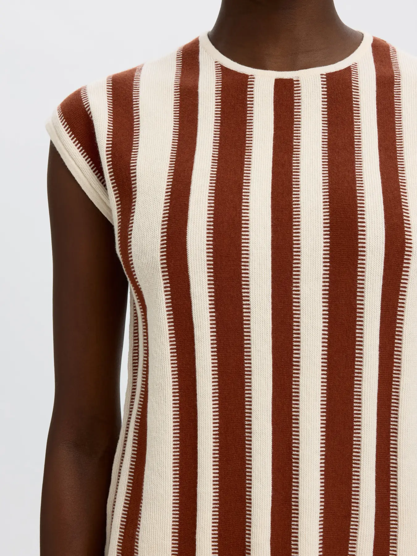 https://images.femalesconceptstore.becosoft.net/articles/slflina-o-neck3.webp?height=150&width=150&scale=canvas&qs=5627
