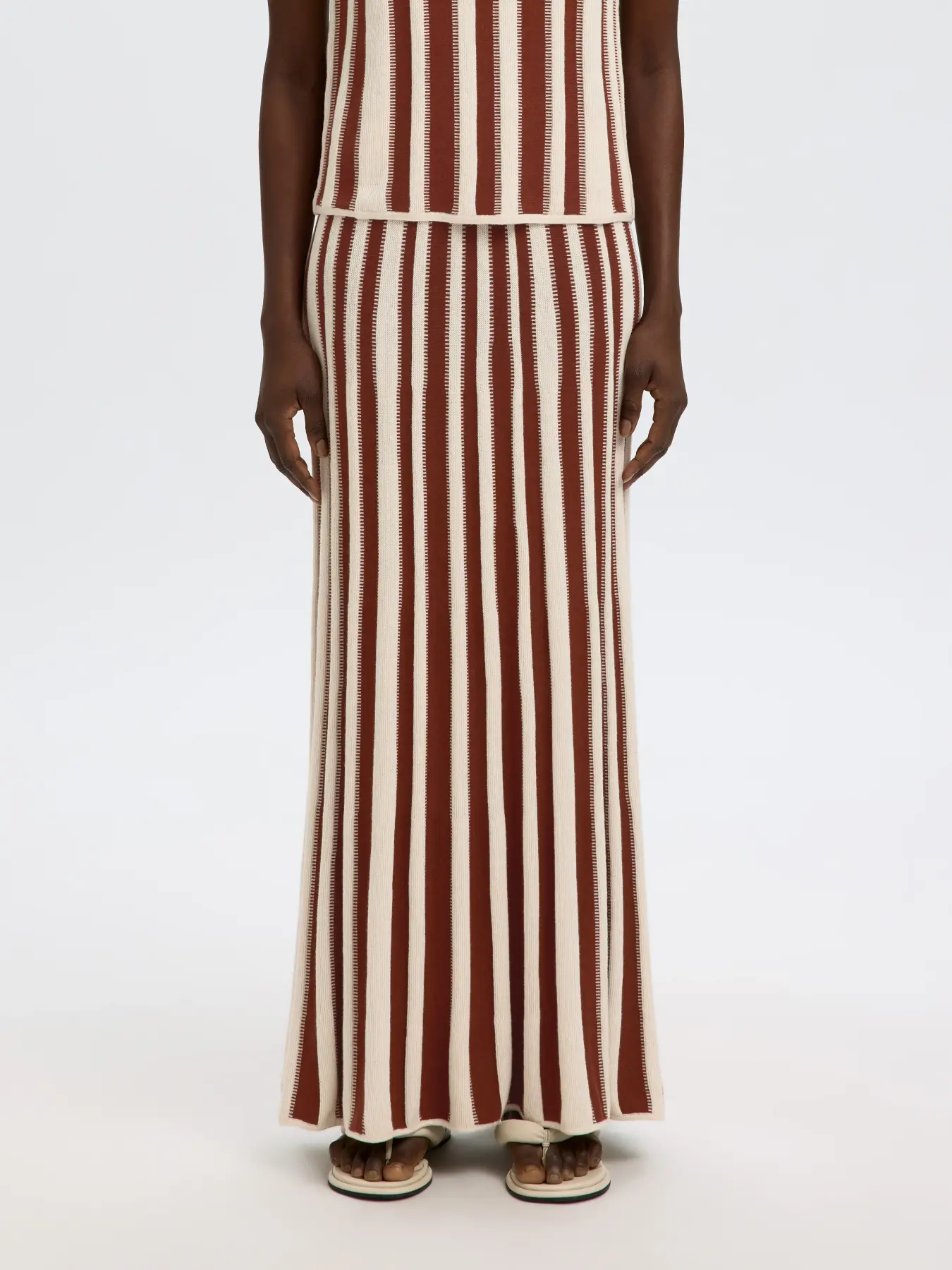 https://images.femalesconceptstore.becosoft.net/articles/slflina-skirt1.webp?qs=5622